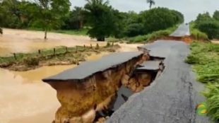 Trovoada destroi casas, igrejas, pontes e mata três pessoas na Bahia.